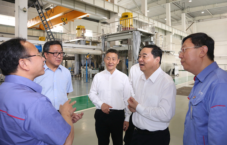 郝鹏与腾博会官网集团一线科技职员深入交流