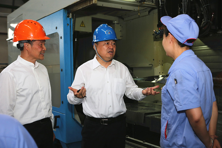 郝鹏与腾博会官网集团一线生产职员深入交流